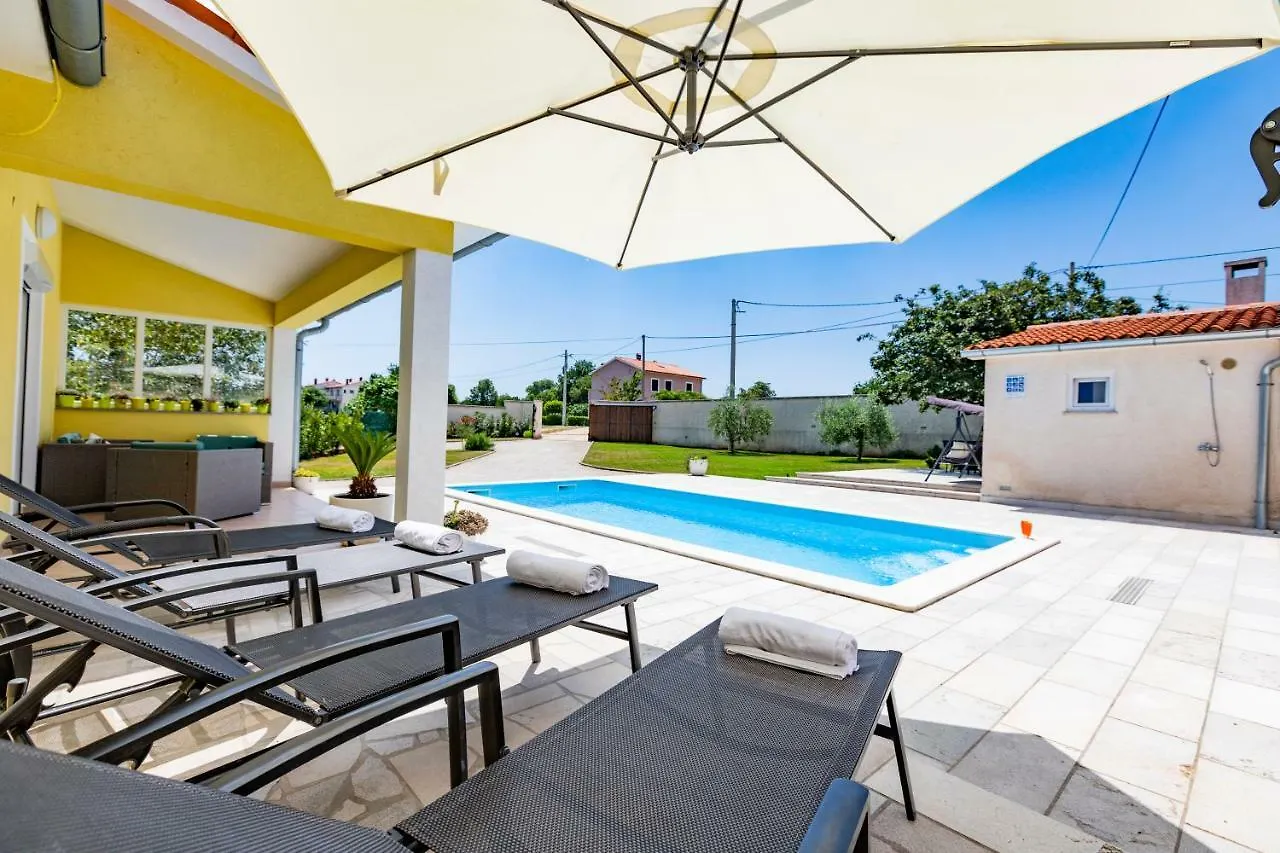 Holiday House Mary Barban 0*,